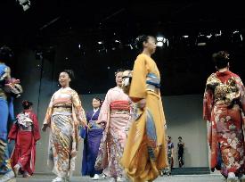 Kimono show attracts Shanghai people